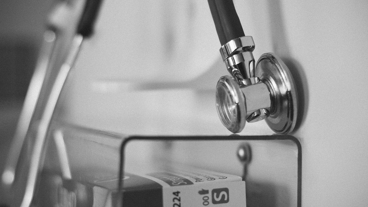doctor discussing diabetes care with patient in clinic