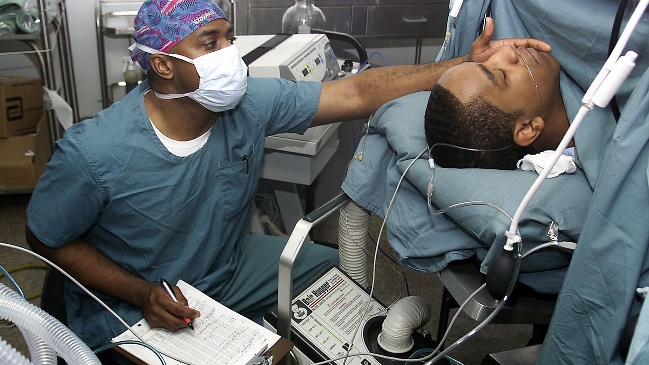 anesthesiologist monitor surgery