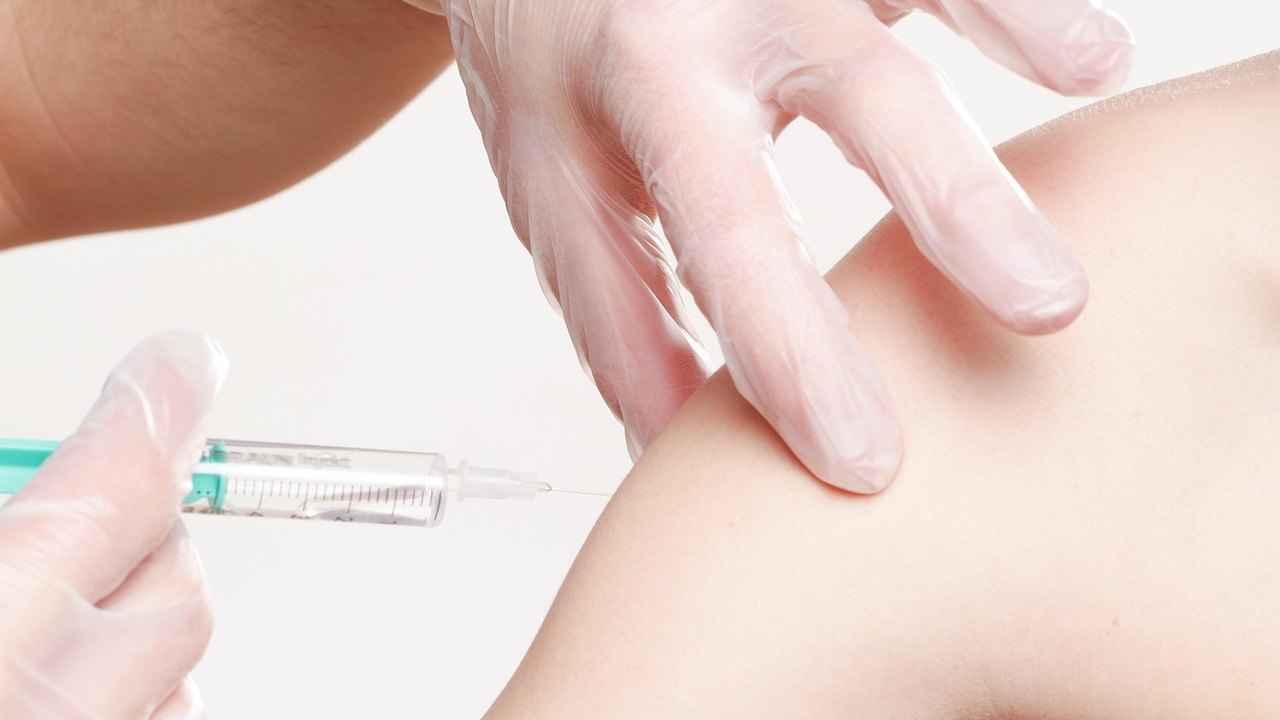 child vaccination syringe clinic