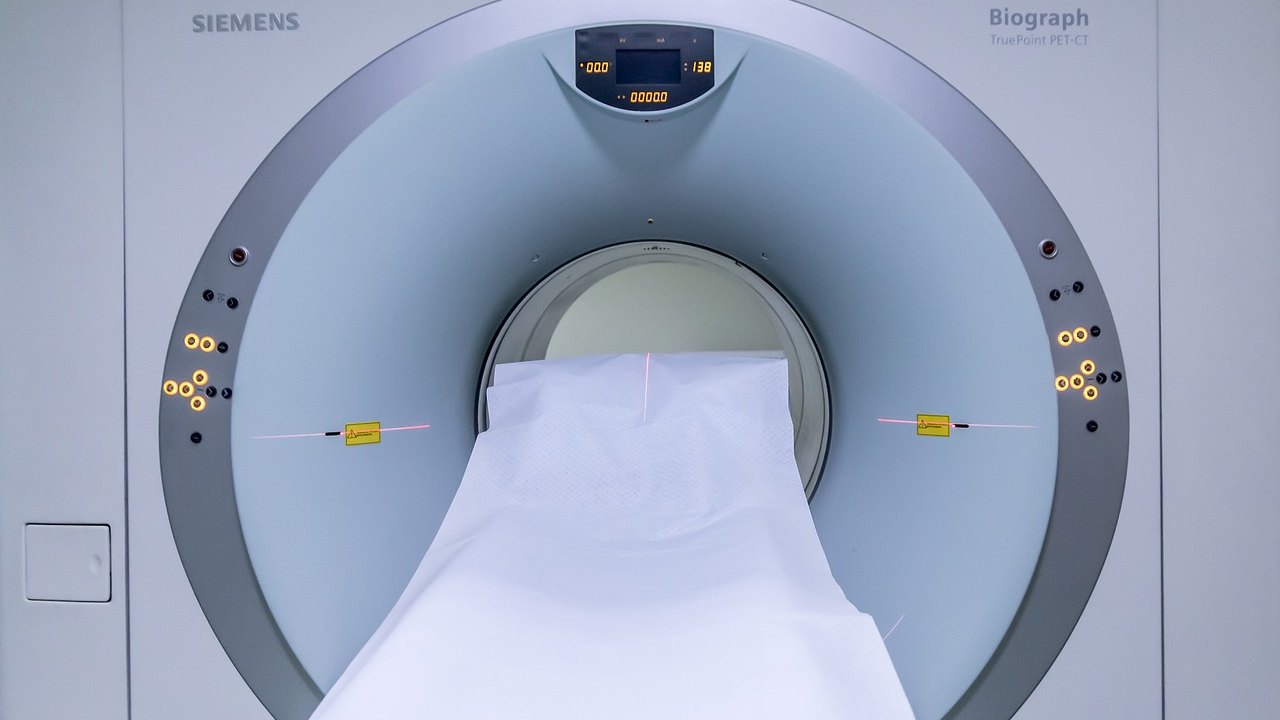 doctor reviewing CT scan on monitor