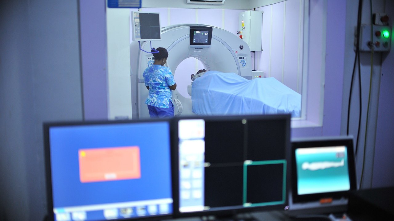 brain MRI scan doctor monitor